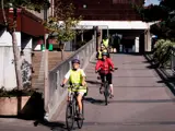 Ældre kvinder der cykler i boligområdet Farum Midtpunkt i Farum.