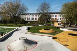 Skater-område foran lejlighedskompleks i boligafdelingen Agervang i Holbæk